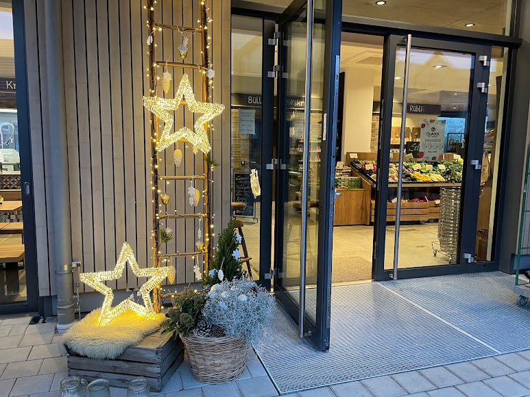 Eingang Hofladen von Gemüsebau Glaser Izang mit Weihnachtsdeko